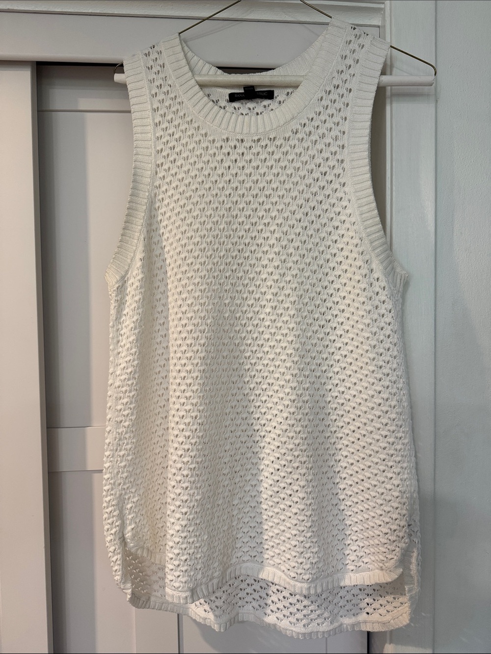 Banana Republic Women's white knit Sleeveless Top - Lightweight Crochet Style